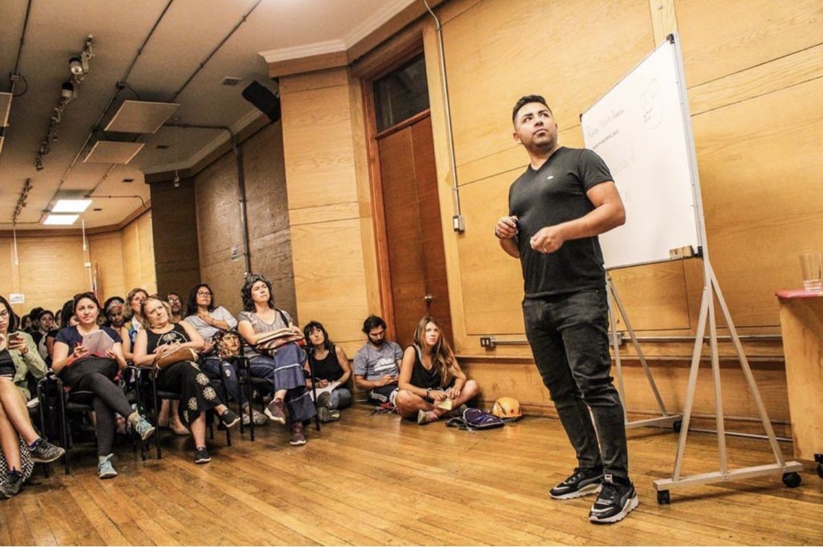 Nico Abarzúa dando una charla de marketing frente a un grupo de emprendedores